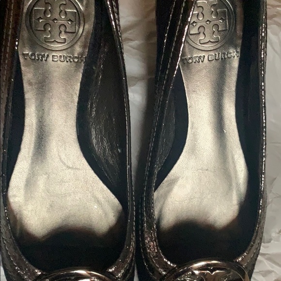 TORY BURCH 5.5 M SILVER LOGO BUCKLE FLATS SHOES - Picture 13 of 16